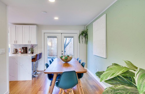 Kingsgate House | Modern Kirkland Home w/Sauna & Outdoor Fireplace