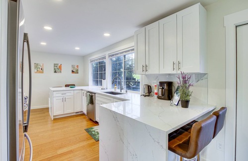 Kingsgate House | Modern Kirkland Home w/Sauna & Outdoor Fireplace