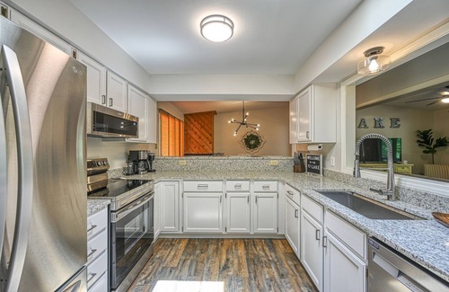 Windwood Coves Cabin | Modern Lake Anna Cabin with TWO King Suites