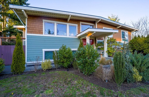 Northeast Bellevue House | Modern Lake Hills Villa, ideal long or shared stay, EV charger
