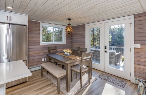 East Wakefield House | Modern Lake House| Private beach| Near White Mtns