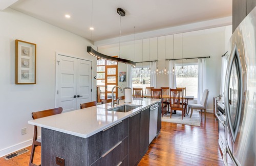 Counce House | Modern Lake House Retreat w/Deck on Pickwick Lake