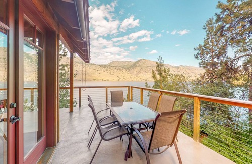 Chelan Cabin | Modern lakefront cabin with dock & 180 feet of pristine waterfront