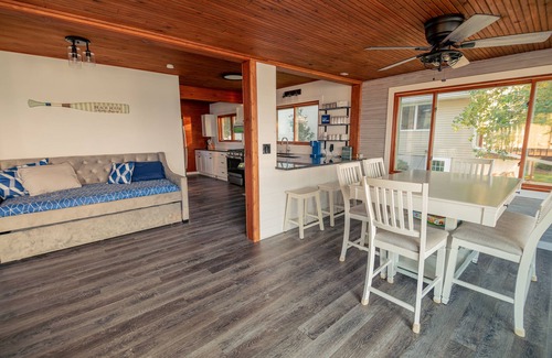 Shawano Cottage | Modern lakefront cottage. 30 minutes from Lambeau Field! Great fishing, swimming