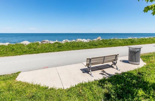 Stoney Creek Apartment | Modern Lakeshore 3BR 3BA Townhouse Free Parking BBQ
