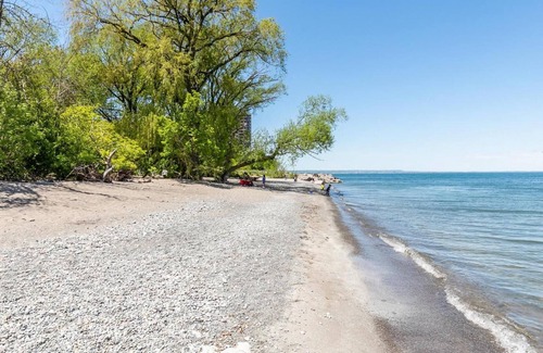 Stoney Creek Apartment | Modern Lakeshore 3BR 3BA Townhouse Free Parking BBQ