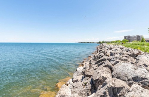 Stoney Creek Apartment | Modern Lakeshore 3BR 3BA Townhouse Free Parking BBQ
