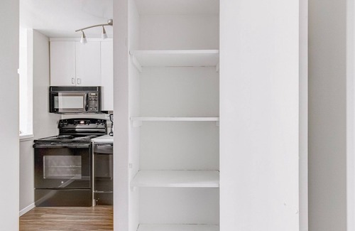 Lake View East Apartment | Modern Lakeview 1BR w/Gym, Pool, 1 block to Lincoln Park, by Blueground