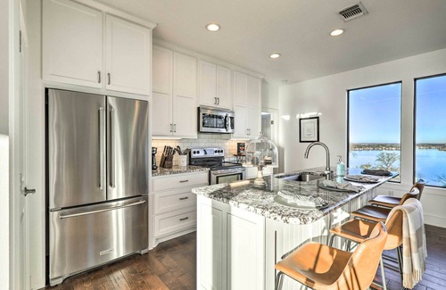 Granbury House | Modern 'Lakeview Hilltop Retreat' w/Game Garage!