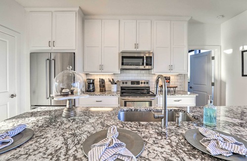 Granbury House | Modern 'Lakeview Hilltop Retreat' w/Game Garage!