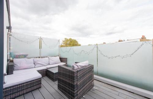 Acton Apartment | Modern large 2 bed near station