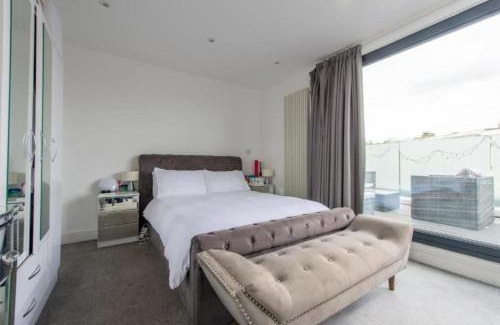 Acton Apartment | Modern large 2 bed near station