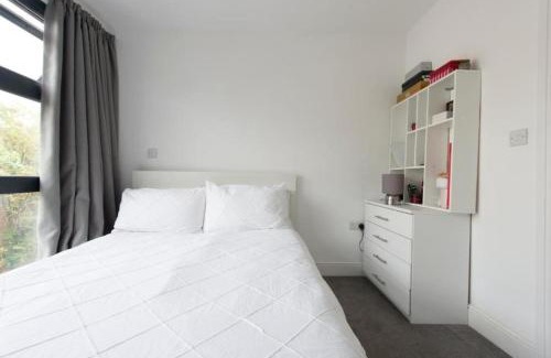 Acton Apartment | Modern large 2 bed near station