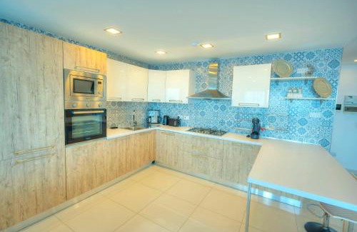 Tower Road Apartment | Modern, large 3bedroom, spectacular views GOSLM-9