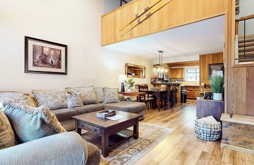 Mammoth Lakes Condo | Modern, Large & Bright. Near Golf Course! Balcony & Gas Grill, Quiet Location