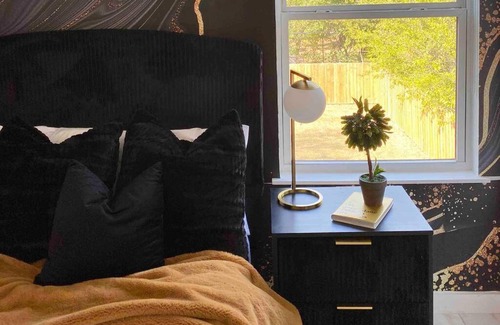 West Dallas House | Modern & Lavish Getaway 5 mins from Downtown