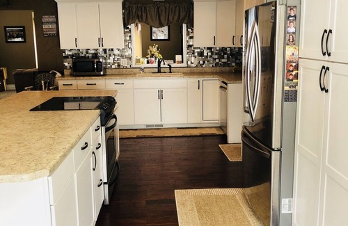Rapid City House | Modern Living Home, Spacious Entertaining Areas + 5 Bedrooms and a Bonus room!