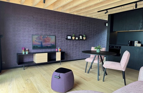 Bohon House | Modern lodge for 2 with a hot tub and a firepit