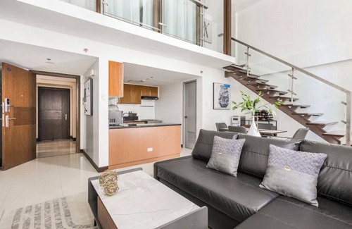 Bagumbayan Apartment | Modern Loft Apartment in Eastwood City - with gym & pool + FREE parking!