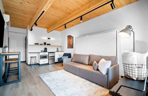 West Central Apartment | Modern loft close to Kendall Yards Suite-3
