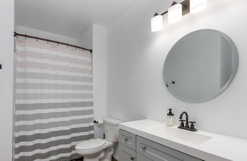 White Salmon Apartment | Modern loft downtown White Salmon #11