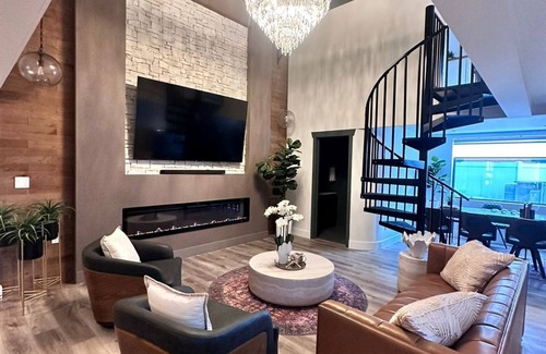 Parker Street Apartment | Modern Loft in Downtown Lakeland