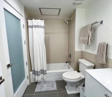 Historic Core Apartment | Modern Loft in DTLA - Rooftop Pool & Free Parking!