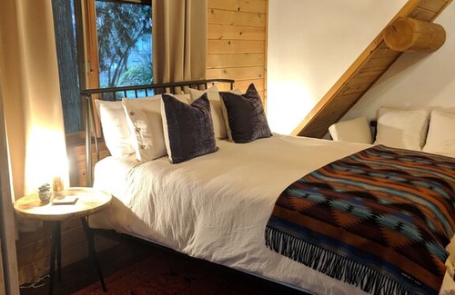 Poulsbo House | Modern log cabin minutes away from Kiana Lodge, Clearwater Casino and Poulsbo.