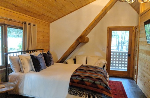 Poulsbo House | Modern log cabin minutes away from Kiana Lodge, Clearwater Casino and Poulsbo.