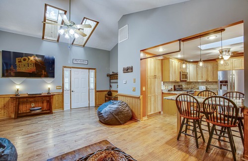 Ruby Cabin | Modern Log Cabin - Pond- Fire Pit- Playground-WiFi