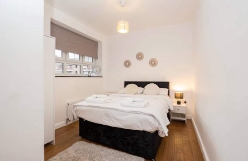 Chaucer Apartment | Modern London Apartment With 4 Bedrooms