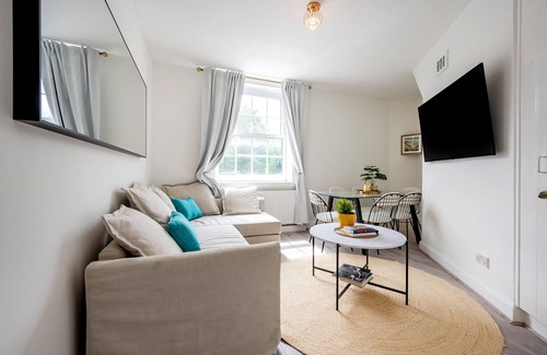 Golborne Apartment | Modern London stay near Nothing Hill