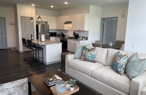 Tuttle West Apartment | Modern Long Stay 2BR | Walk-In Shower | No Steps
