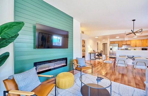 Everett House | Modern LUX 4 bdrm - Near Mall, Boeing, Paine Field & Eateries!