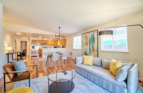 Everett House | Modern LUX 4 bdrm - Near Mall, Boeing, Paine Field & Eateries!