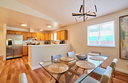 Everett House | Modern LUX 4 bdrm - Near Mall, Boeing, Paine Field & Eateries!