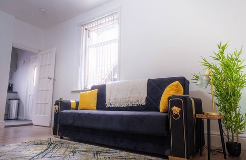 Fenham Apartment | Modern Luxe Escape - Newcastle Upon Tyne, Free Parking