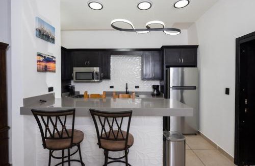 Oriente House | Modern Lux Home/Sleeps 12/5 min to Beach/High speed fiber optic internet!