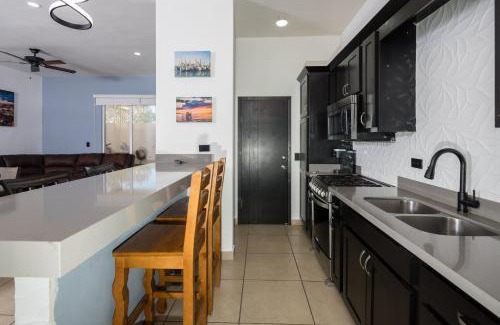 Oriente House | Modern Lux Home/Sleeps 12/5 min to Beach/High speed fiber optic internet!