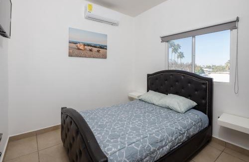 Oriente House | Modern Lux Home/Sleeps 12/5 min to Beach/High speed fiber optic internet!