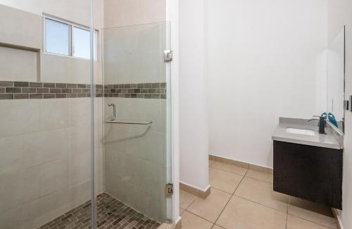 Oriente House | Modern Lux Home/Sleeps 12/5 min to Beach/High speed fiber optic internet!