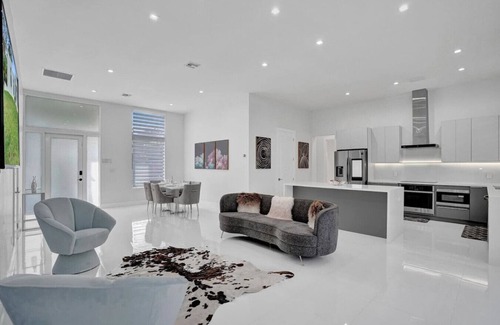 Edgewood House | Modern Luxe 2021Built Heated Pool/Jacuzzi/Gameroom