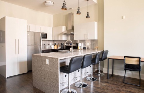 East Town Apartment | Modern Luxe 2BR Downtown Loft