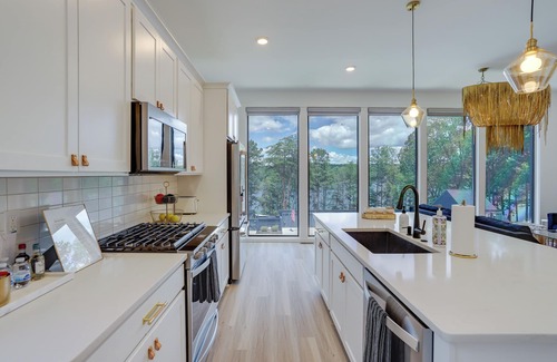 Waleska Villa | Modern & Luxe Lake Arrowhead Villa Near Marina!