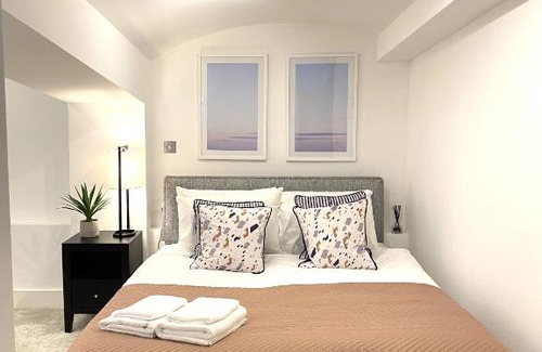 Holland Park Apartment | Modern luxurious 3 bed flat with private garden & BBQ