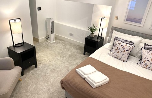 Holland Park Apartment | Modern luxurious 3 bed flat with private garden & BBQ