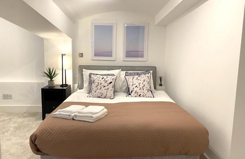 Holland Park Apartment | Modern luxurious 3 bed flat with private garden & BBQ
