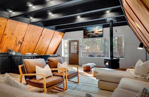 Strawberry House | Modern Luxurious A-Frame - Playground