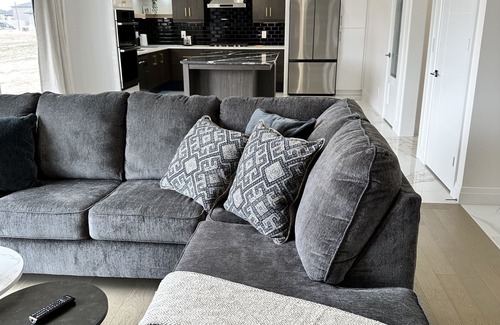 Amherstburg House | Modern Luxurious Getaway - minutes to riverfront, wineries, golf clubs