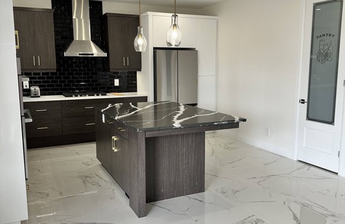 Amherstburg House | Modern Luxurious Getaway - minutes to riverfront, wineries, golf clubs